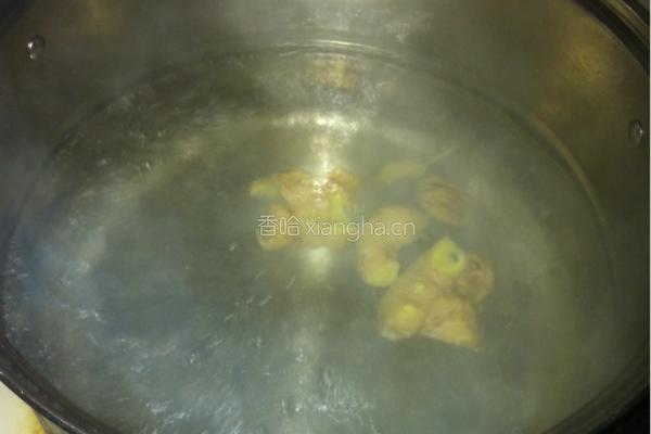 排骨玉米莲藕汤的做法图解2