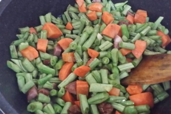架豆王炒香肠胡萝卜的做法图解3