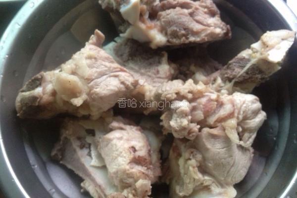 猪骨炖黄花菜的做法图解3