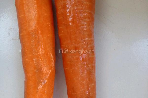 胡萝卜汁手擀面的做法图解1