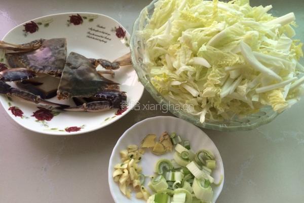 螃蟹炖白菜的做法图解1