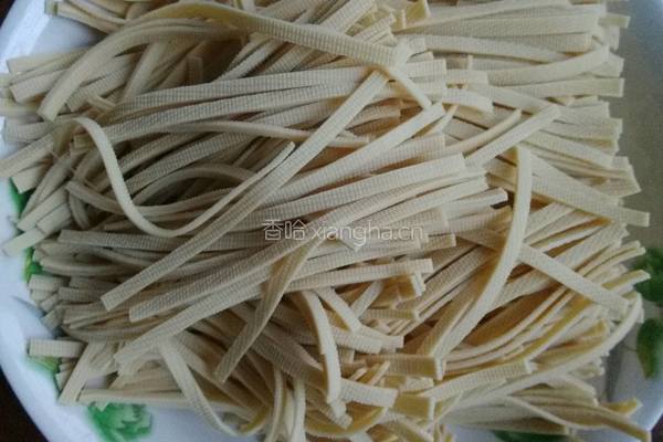 蒜苗干豆付的做法图解1