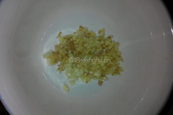 青椒蒜苔炒香肠的做法图解3