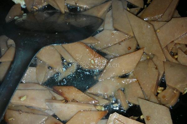 青椒蒜苔炒香肠的做法图解4