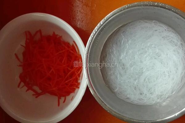 蒜末胡萝卜拌粉丝的做法图解3