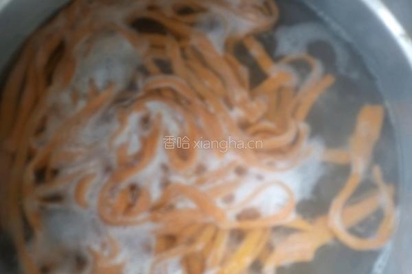 胡萝卜汁手擀面的做法图解10