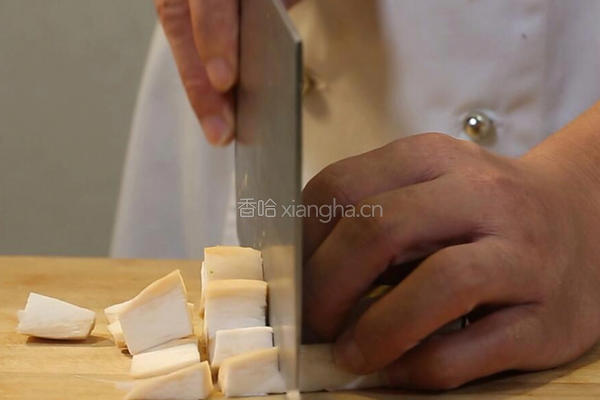 鲍菇炒肉丁的做法图解1