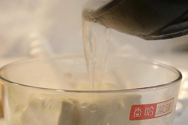 垮炖鲜鱼豆腐的做法图解2