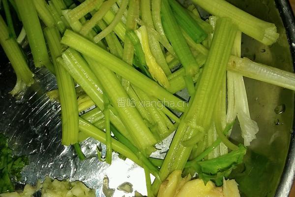 芹菜炒花甲的做法图解2