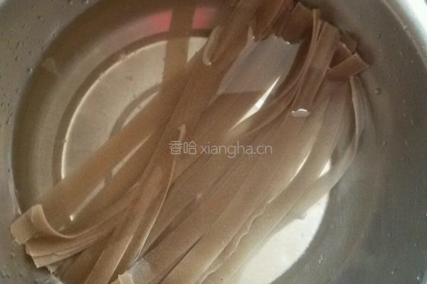 香菜粉皮炒肉丝的做法图解2