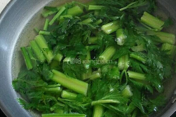 芹菜包子的做法图解3