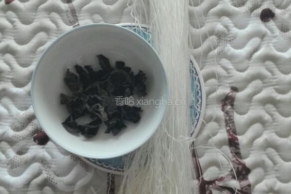 香辣木耳炒粉丝的做法图解1