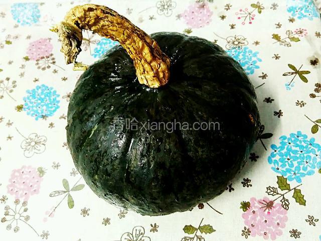 选用南瓜。南瓜表皮以颜色深绿的为好。新鲜的南瓜外皮和质地很硬，用指甲掐果皮，不留指痕，表面比较粗糙，虽然不太好看，但口感可能反而会好。