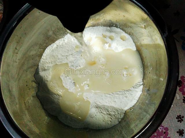 面粉中加适量的温水，胡椒粉，食盐。