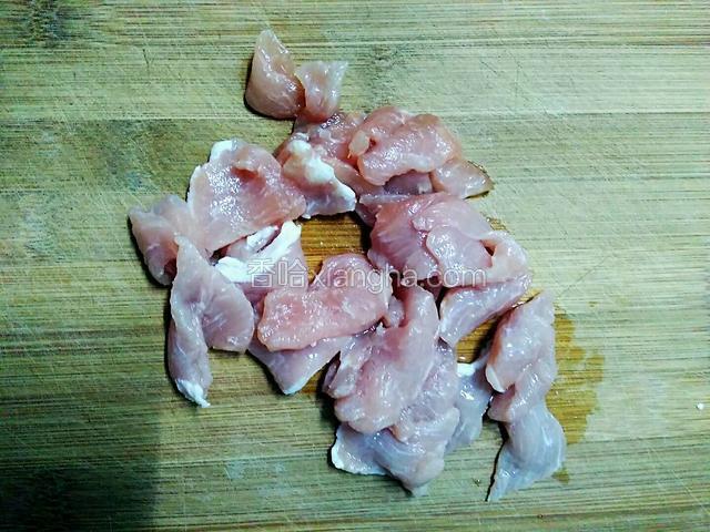 猪里脊肉改刀切成肉片或肉丝。