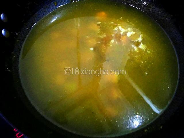 加清水。开大火，煮开。