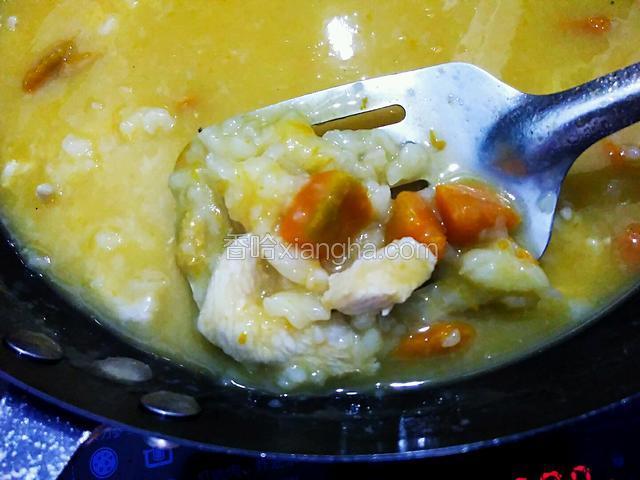 煮至肉片熟透。加适量食盐、味精、白糖，调味提鲜。