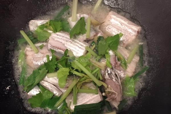 蒜苗小带鱼的做法图解7
