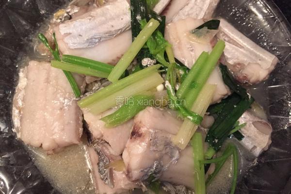 蒜苗小带鱼的做法图解8