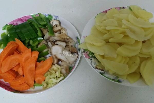 土豆片炒大辣椒的做法图解2