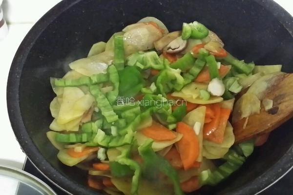 土豆片炒大辣椒的做法图解7