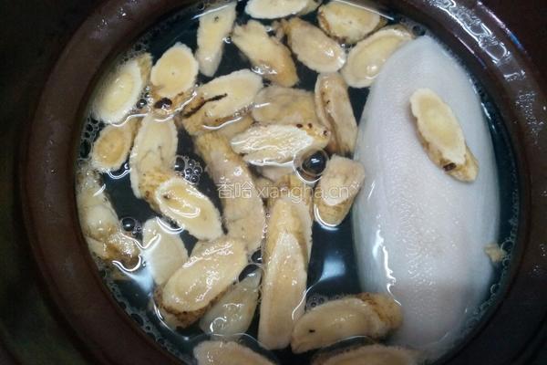 蚝豉墨鱼猪骨汤的做法图解2