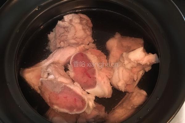 猪骨莲藕胡萝卜汤的做法图解2