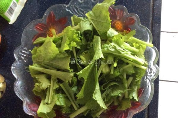 雪里蕻炒鲜河虾的做法图解2