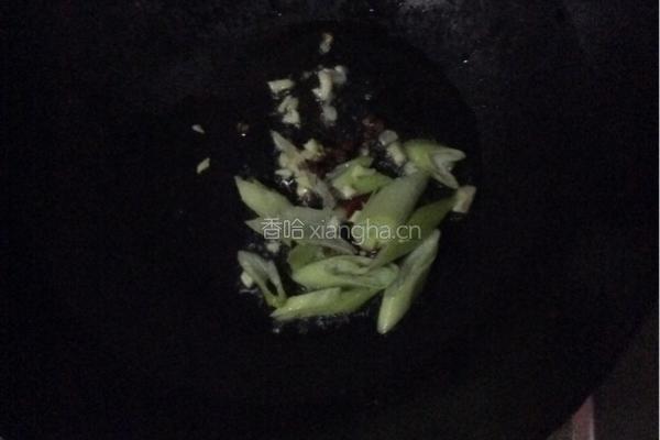 雪里蕻炒鲜河虾的做法图解3