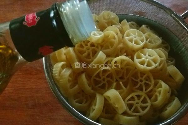 意大利面(红酱煎牛小排车轮面)的做法图解7