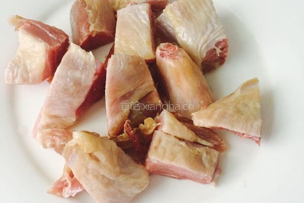 腊鸭腿炖萝卜的做法图解2