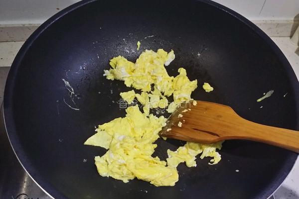 茭瓜炒鸡蛋的做法图解2