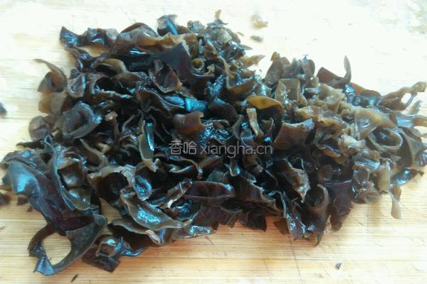 香菇木耳卷心菜的做法图解3