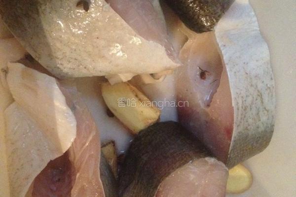 红烧白鲢鱼的做法图解1