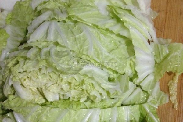 白菜炖宽粉的做法图解1