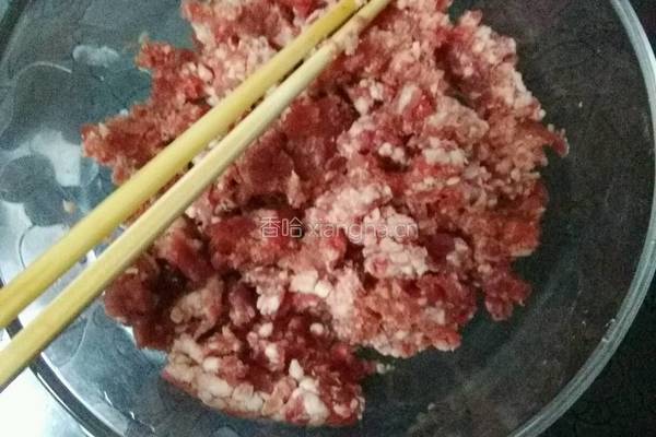 牛肉韭菜馅馄饨的做法图解1
