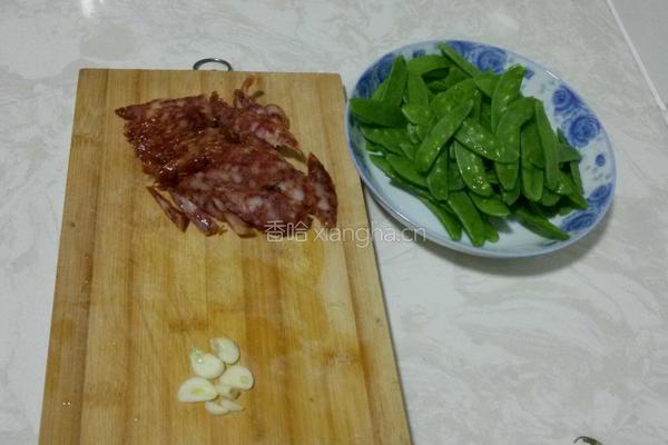 荷兰豆炒腊肠的做法图解1