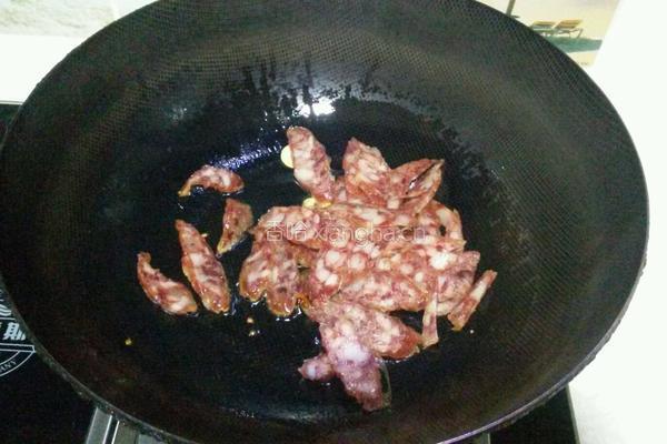 荷兰豆炒腊肠的做法图解3
