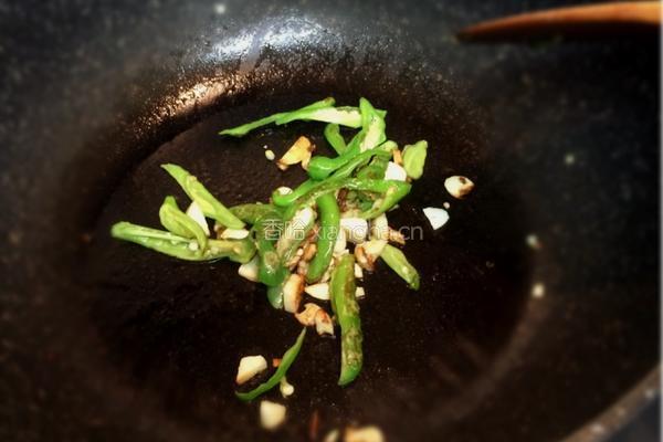辣白菜炒肉片的做法图解1