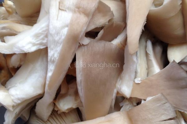 虾仁平菇豆腐煲的做法图解1