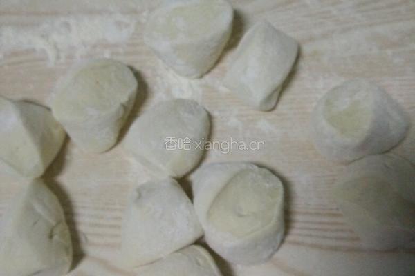 韭菜鸡蛋包子的做法图解3