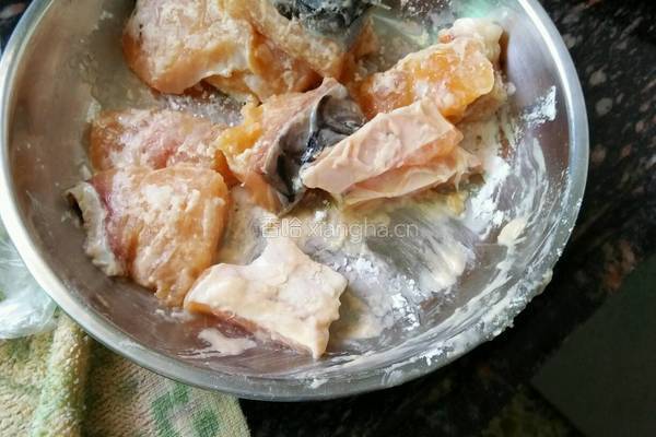 酸甜草鱼的做法图解2