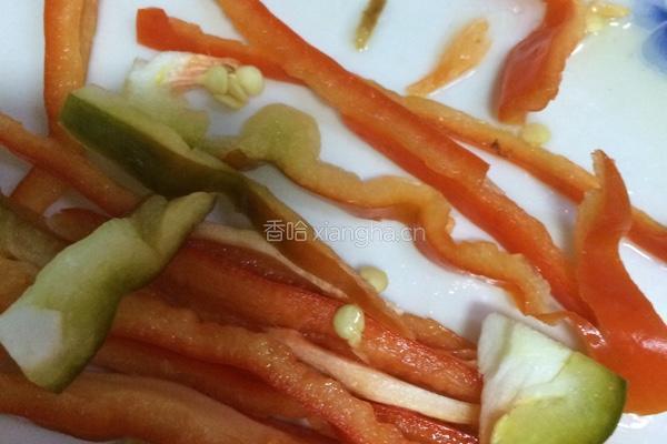 酸瓜闷白骨鱼的做法图解1