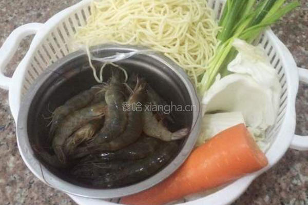 鲜虾炒面的做法图解1