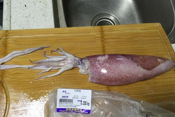 芹菜炒鲜鱿的做法图解1