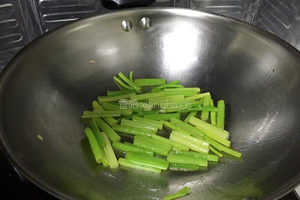 芹菜炒鲜鱿的做法图解11