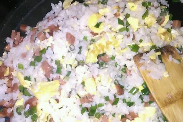 鸡蛋火腿肠炒饭的做法图解5