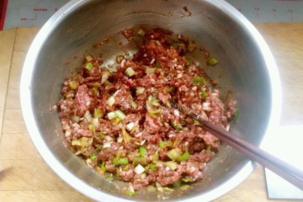 牛肉胡萝卜饺子的做法图解2