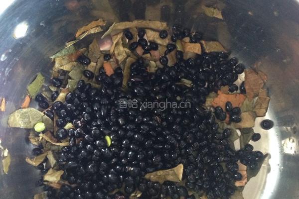 枇杷叶黑豆水的做法图解3