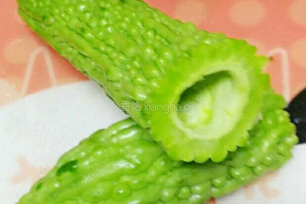 豆沙酿苦瓜的做法图解1